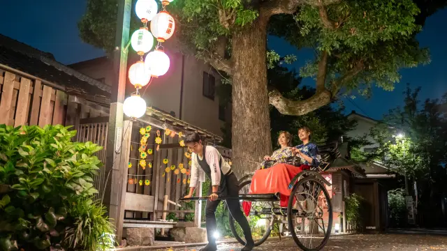 人力車体験も可能。季節によって夜の人力車体験もできる