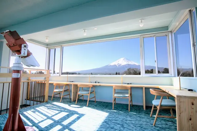 室内なので安心して眺望が楽しめる富士山展望台