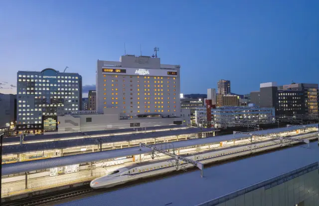 新幹線も通り移動に便利なJR「静岡」駅の真向かいに立地