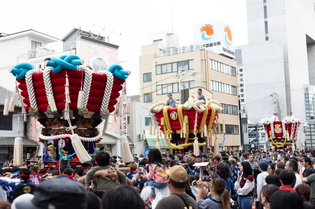 巨大なふとん太鼓が練り歩く