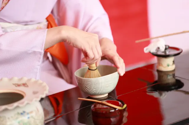 開放的な空間で呈茶を提供する公道茶会も開催