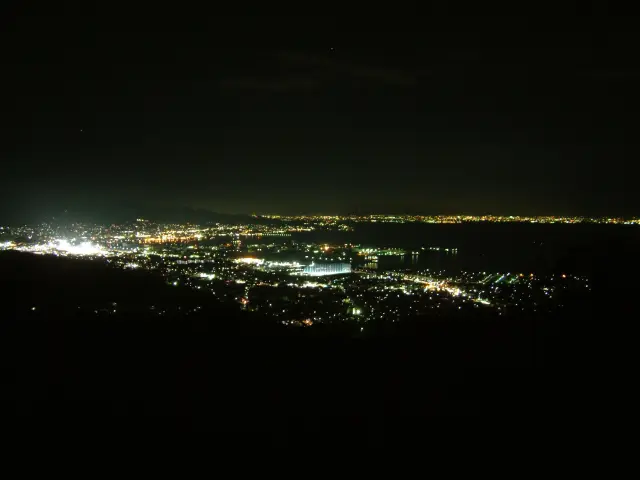 夜は無数の灯りがきらめき幻想的な雰囲気に