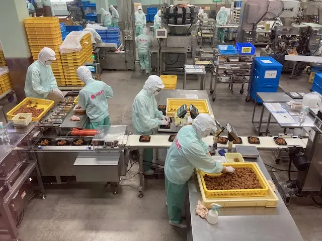 梅干が完成するまでの工程を間近で見学できる