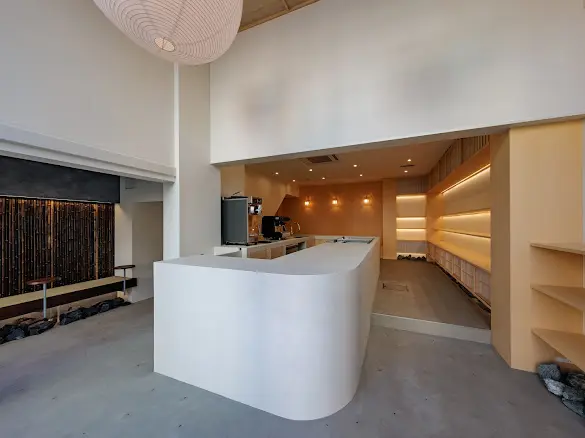 カフェスペースは和モダン空間で落ち着ける
