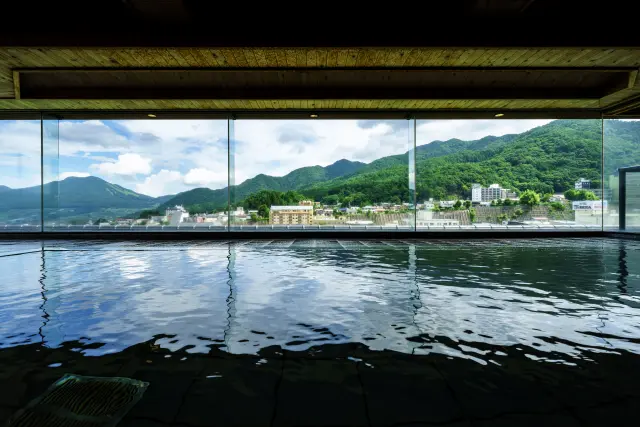 信州の山並みを眺めながら入浴できる大浴場