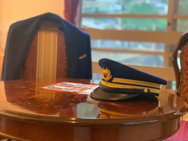 Dress in a stationmaster’s uniform and experience what it feels like to be a railway staff member.