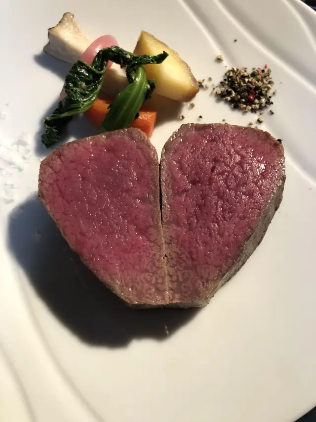じっくりと熟成させた「いわて門崎丑」をステーキで