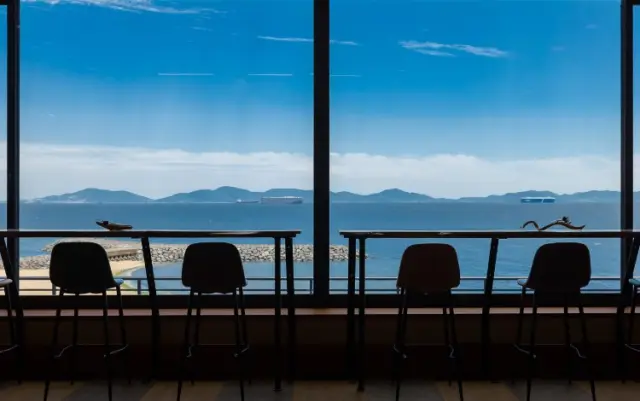 ロビーラウンジさらさからは雄大な三河湾の景色が一望