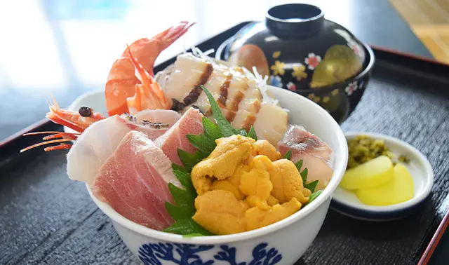 うに+海鮮たっぷりの「極上海の幸丼ぶり」