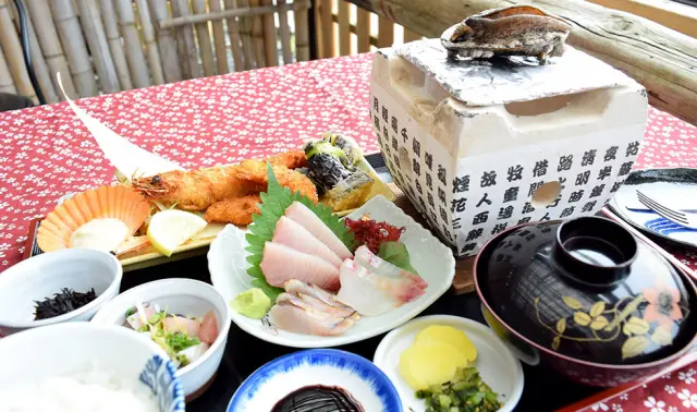 あわびの踊り焼きに刺身やフライが付いた「焼あわびご膳」