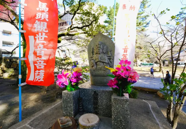 馬の守護神として知られる馬頭菩薩。八坂神社の鳥居近くに佇む