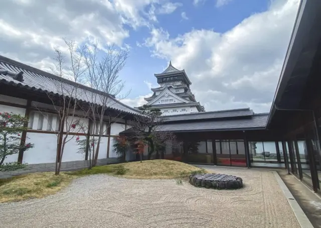 かつての大名庭園と武家書院を再現した小倉城庭園