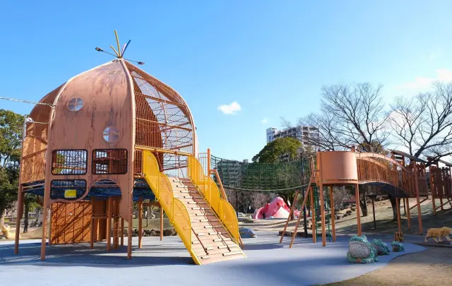 さまざまな遊具や草スキーができるスペースもある子どもの遊び場も併設