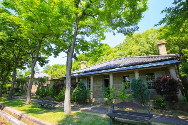 重厚な印象の洋風建物な江埼灯台守たちが暮らした退息所