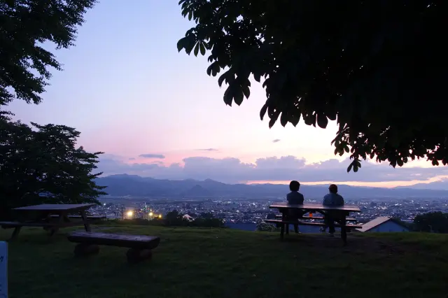 ベンチに腰掛け、夕景と夜景をゆったり楽しめる展望スポット。
