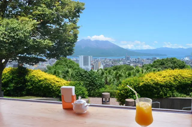 眺望抜群の2階のカフェ