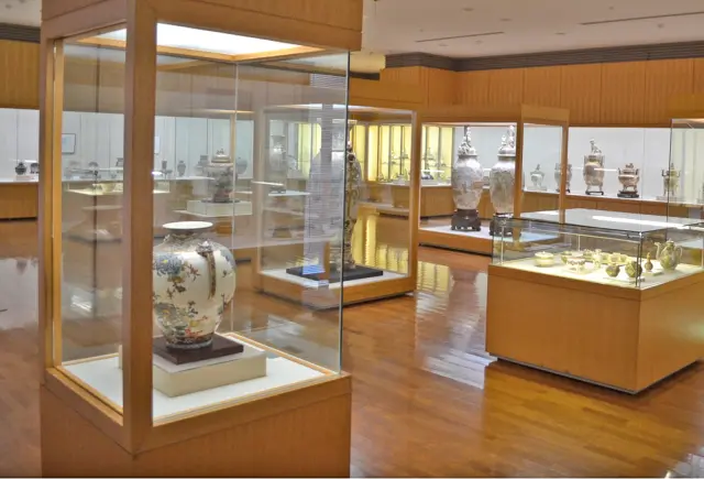 薩摩焼など伝統工芸品の展示もある