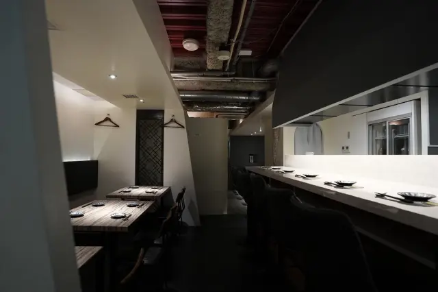 店內除了吧檯座位與桌席,也設有獨立包廂