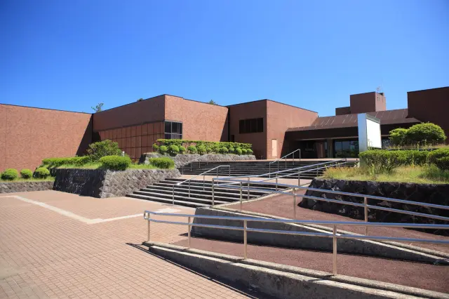 県立小泉潟公園内に立地