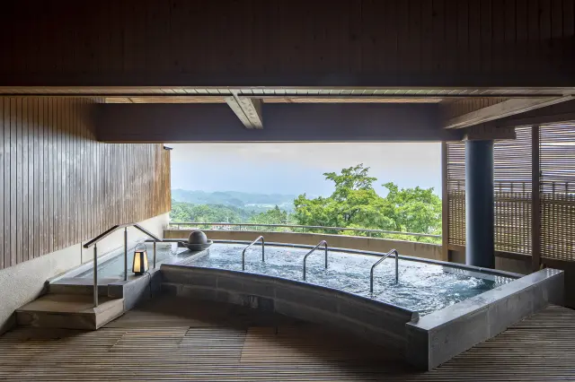 絶景を眺めながらジェットバスが楽しめる「展望の寝湯」