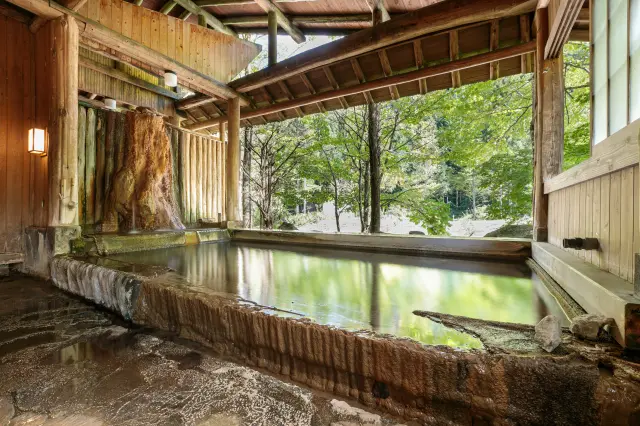 館外の「泉韻の杜」にある自慢の露天風呂「かわらの湯」