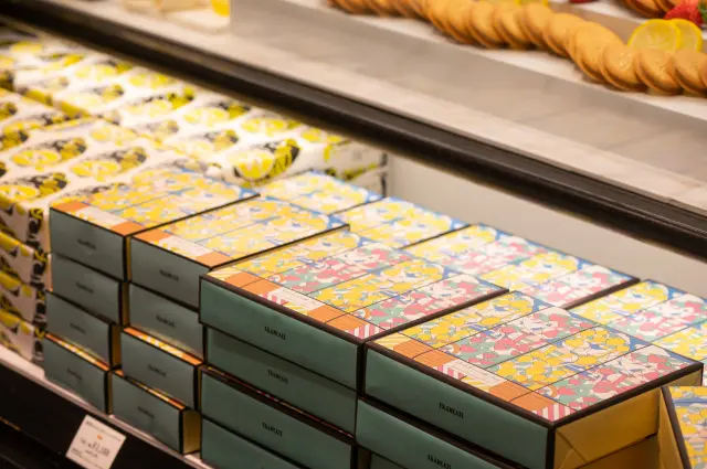 パッケージが目を引く果実を使った焼き菓子もある
