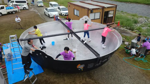 調理前の洗浄の様子はさながら大浴場の清掃のよう