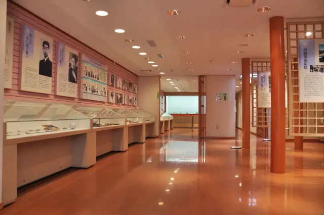 秩父宮家遺贈のゆかりの品々を展示した記念館(展示室)