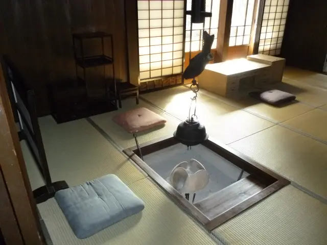 母屋には両殿下がくつろがれた囲炉裏も
