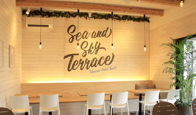 「SEA AND SKY TERRACE」の2階のテラス席はとっておきのビュースポット