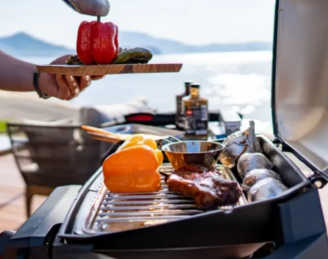 ビーチの開放的な空間でBBQを堪能