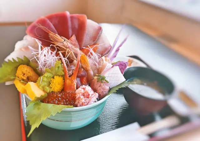 レストランでは新鮮な魚介類を使った丼や定食が人気