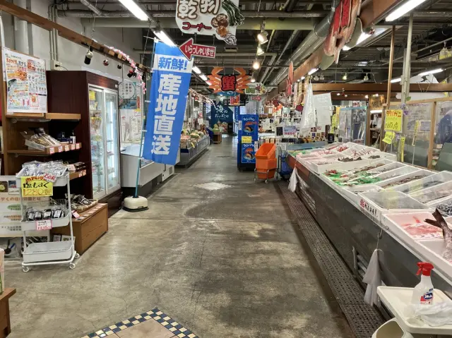 鮮魚や地元の野菜がお値打ちな価格で並ぶ市場