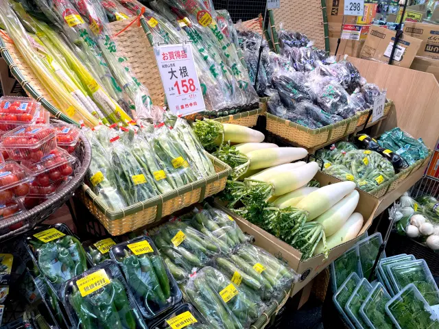 あふれんばかりに新鮮な旬の野菜や果物が並ぶ