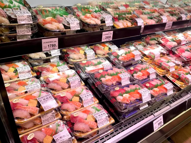 豪華なお寿司なども用意されている
