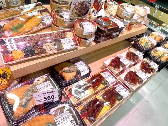 惣菜や弁当も充実しており小腹が空いたときにも便利だ