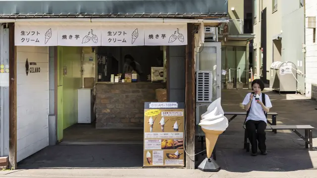 大きな生ソフトクリームのオブジェが目を引く店頭