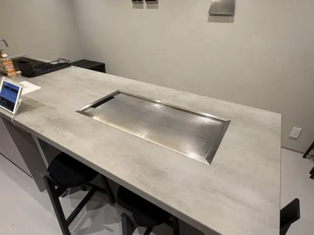 ダイニングルームの大きな鉄板