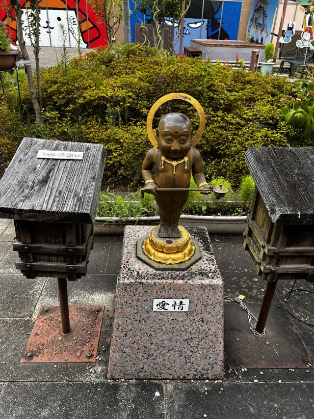 設置於各處的六童子紀念雕塑，還可體驗集章活動