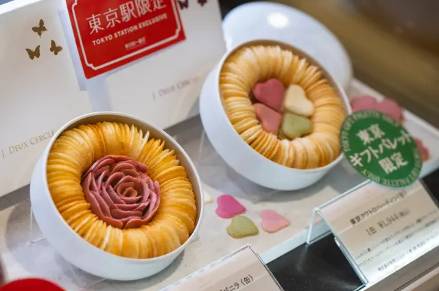以手工在铁盒中排列成玫瑰造型的「玫瑰香草猫舌饼（铁盒装）」