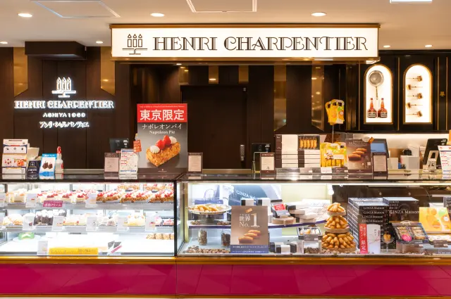 店頭のショーケースには焼き菓子や生菓子が並ぶ