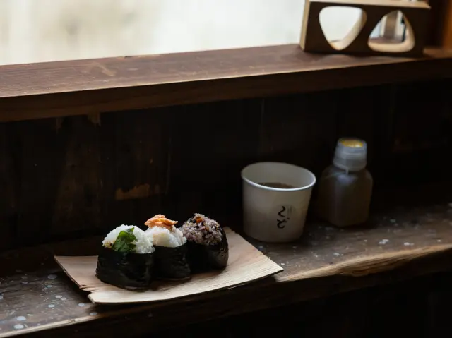 左から金山寺みそ、灰干しゃけ、黒米加太ひじきのおにぎり。豚汁なども提供