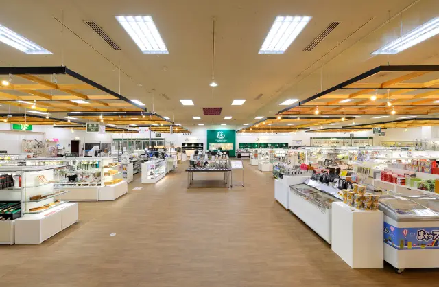 燕三条製品が並ぶ物産館
