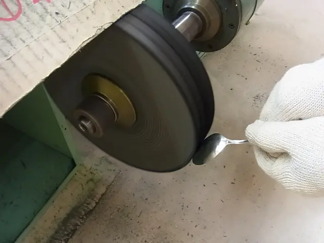 スプーン磨きやストロー発色体験コーナーも人気