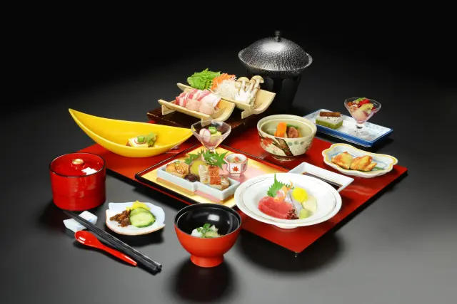 食事は、土地の恵みが詰まった会席料理をどうぞ