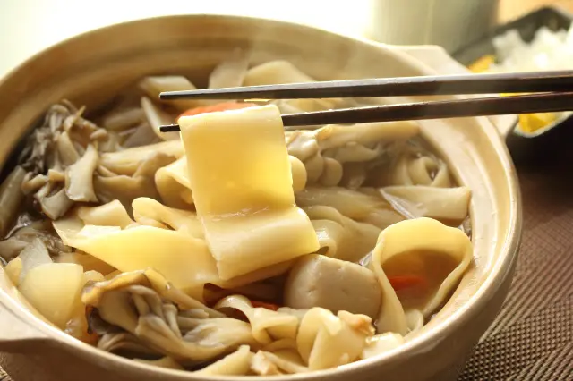 出汁が染み込んだ平打ち麺