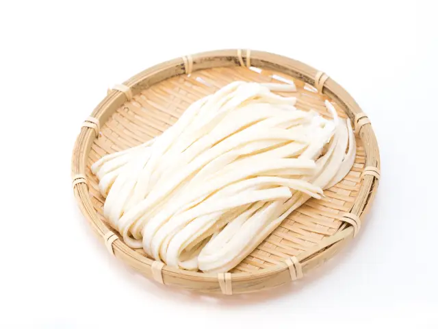 打ち立てのまま出汁に投入される平打ち麺