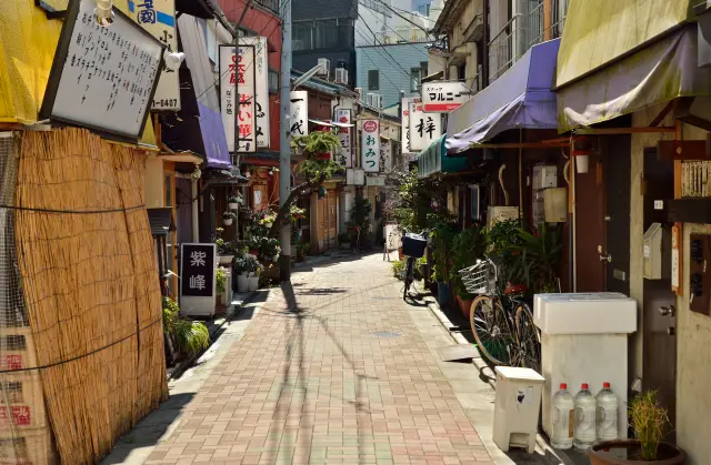 情緒豊かな深川地区の路地