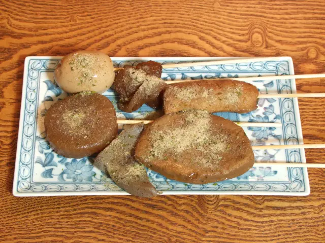 串単位で購入し、青のりと魚の出汁粉をかけて食べる