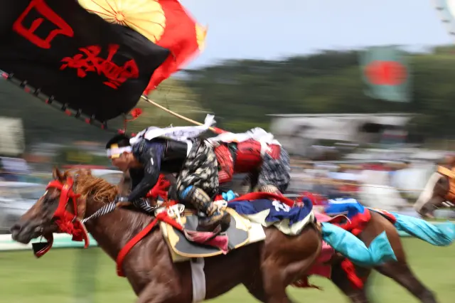甲冑姿の騎馬武者が駆け抜ける2日目の甲冑競馬